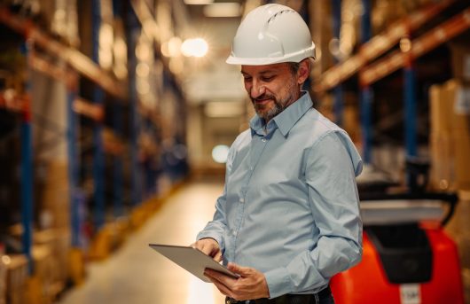 Lagerleiter mit Tablet T3E-Logistik